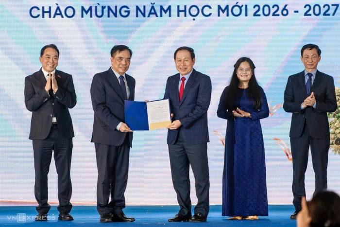 Phó thủ tướng Lê Tiến Châu trao quyết định đổi tên cho trường Đại học Victoria Hoà Bình. Ảnh: Giang Huy