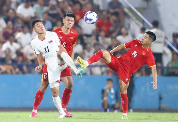 Việt Nam (áo đỏ) thua Triều Tiên (áo trắng) 0-3 ở lượt ra quân bảng C vòng loại U20 châu Á 2027, trên sân Việt Trì, Phú Thọ ngày 31/8/2026. Ảnh: VFF