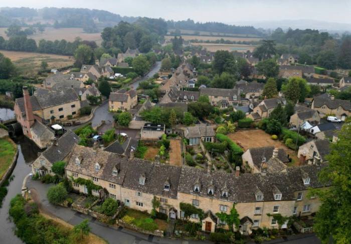 Hình chụp trên cao về khu cư dân ở vùng Cotswolds của Anh, nơi được cho là đã được vợ chồng Hary - Meghan chọn để sinh sống. Ảnh: Reuters