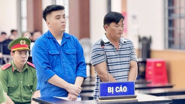 Nguyễn Hoàng Phúc (trái) và Trương Nhựt Tới tại phiên tòa. Ảnh: Tiến Tầm