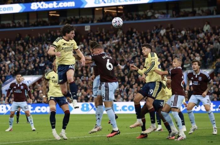 Declan Rice đánh đầu trong trận Arsenal thắng Aston Villa 1-0 ở vòng hai Ngoại hạng Anh trên sân Villa Park, Birmingham, Anh ngày 31/8/2026. Ảnh: AP