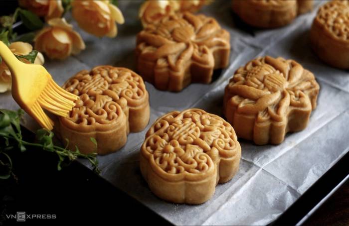 Bánh trung thu có mật độ năng lượng rất lớn, tương đương một bữa ăn chính. Ảnh: Bùi Thủy