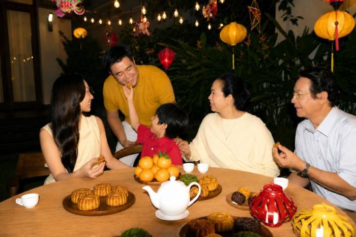 Bánh Trung thu Kinh Đô hiện diện trong những buổi đoàn viên và ký ức tuổi thơ của nhiều thế hệ. Ảnh: Mondelez Kinh Đô