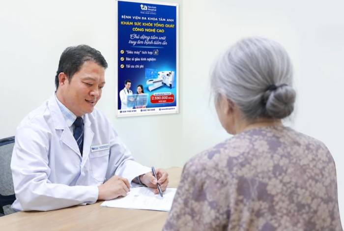 Bác sĩ Tín tư vấn cho bà Lan về thói quen đi khám sức khỏe định kỳ, kiểm soát các bệnh nền. Ảnh: Bệnh viện Đa khoa Tâm Anh