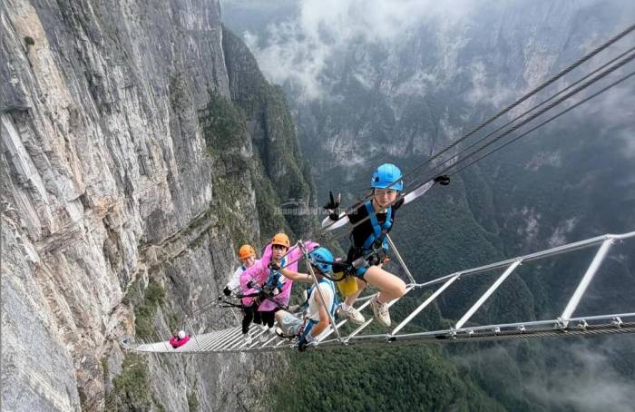 Thang Trời ở độ cao 1.500 m. Ảnh: Zhangjiajie Tour Guide