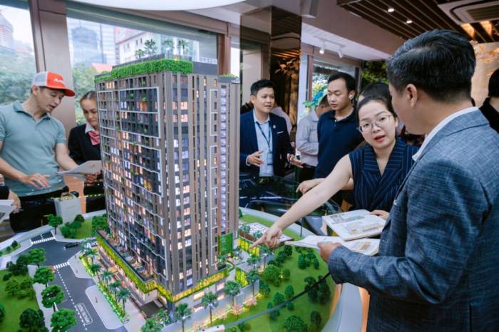 Khách hàng tham quan dự án tại Sale Gallery dự án. Ảnh: Legacy 66