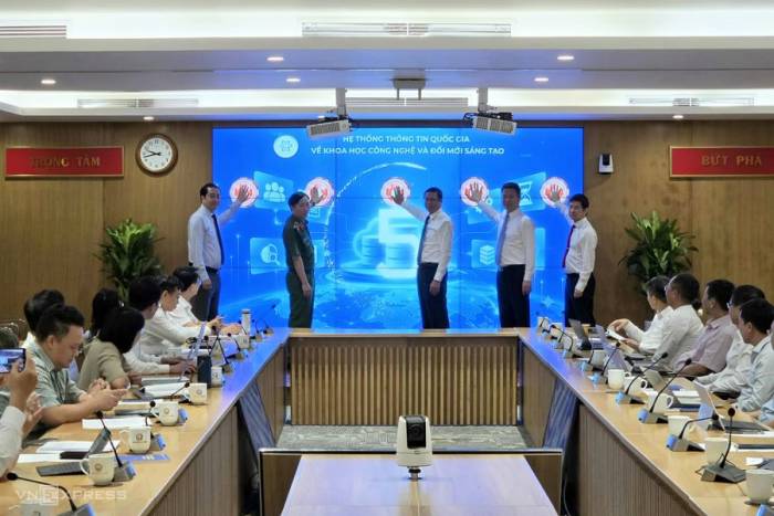 Lãnh đạo Bộ Khoa học và Công nghệ và các đại biểu thực hiện nghi thức ra mắt Hệ thống thông tin quốc gia về khoa học, công nghệ và đổi mới sáng tạo, sáng 11/9. Ảnh: Trọng Đạt