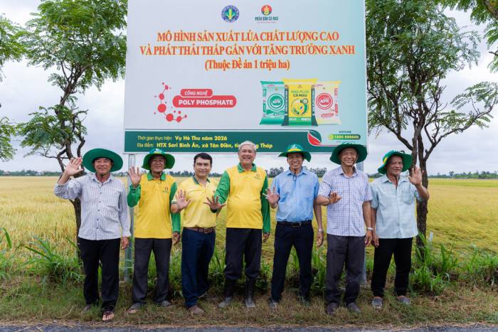 Ông Lê Văn Chấn, Phó chi cục trưởng Chi cục Trồng trọt và Bảo vệ thực vật tỉnh Đồng Tháp tham dự tổng kết mô hình (thứ ba từ phải qua). Ảnh: PVCFC