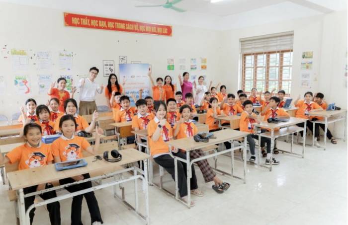 Các em học sinh vui mừng nhận thư viện điện tử mới. Ảnh: Vuihoc