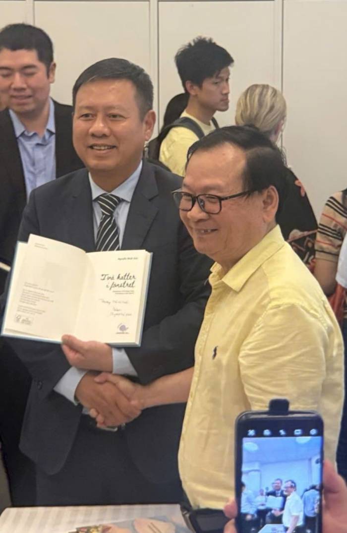 Nhà văn NNA tặng sách có chữ ký và chụp hình lưu niệm cùng Đại sứ Việt Nam tại Thụy Điển Trần Văn Tuấn