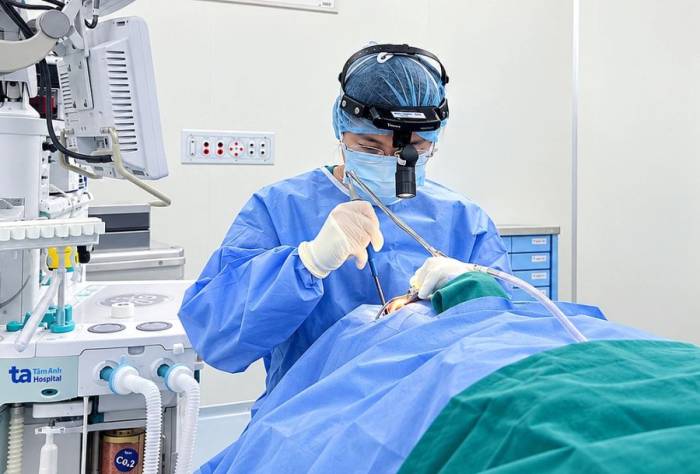 Bác sĩ Phương đang phẫu thuật cho anh Trung. Ảnh: Bệnh viện Đa khoa Tâm Anh