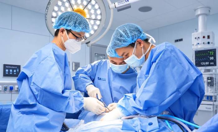 Bác sĩ Vũ (giữa) đang phẫu thuật tái tạo dây chằng công nghệ cao cho người chấn thương thể thao. Ảnh: Bệnh viện Đa khoa Tâm Anh