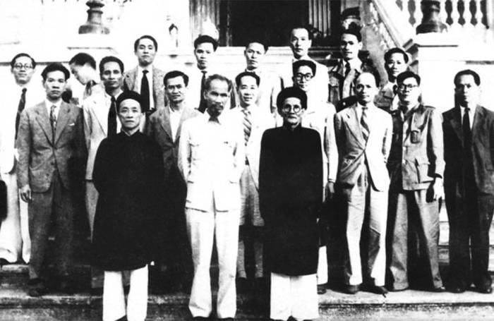Chủ tịch Hồ Chí Minh và Bộ trưởng Nội vụ Huỳnh Thúc Kháng trong Chính phủ đầu tiên. Ảnh: Tư liệu