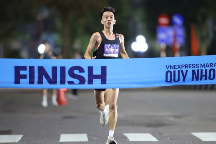 Lê Đình Tường vô địch 21km. Ảnh: Đức Đồng
