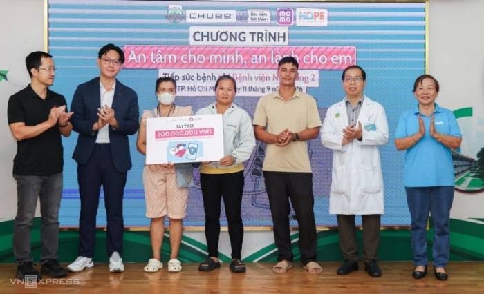 Các đơn vị trao hỗ trợ kinh phí cho Phòng công tác xã hội - Bệnh viện Nhi đồng 2 và các gia đình bệnh nhi. Ảnh: Quỳnh Trần