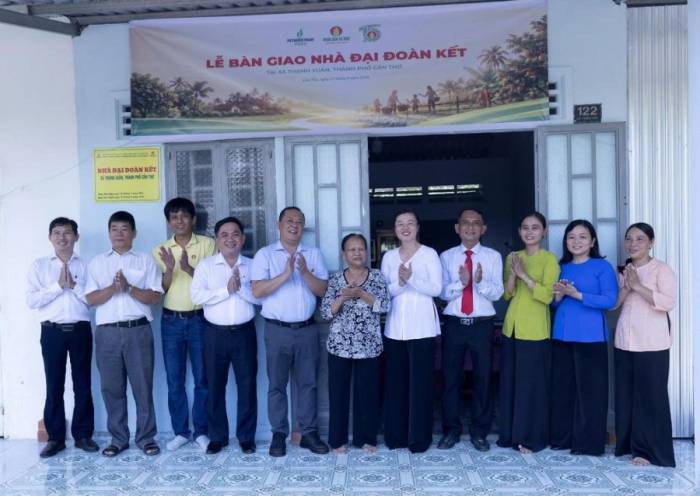Lãnh đạo địa phương và đại diện Phân Bón Cà Mau thăm chúc mừng các gia đình trong ngày nhận nhà mới. Ảnh: PVCFC
