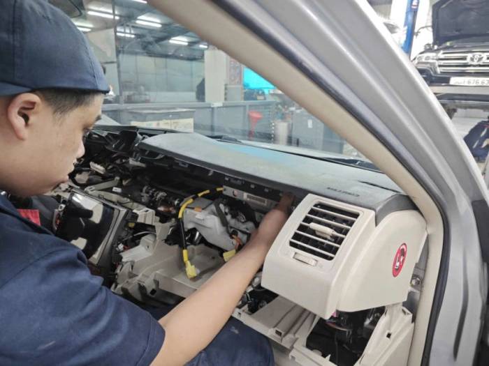 Kỹ thuật viên thực hiện thay thế túi khí ôtô. Ảnh: TMV