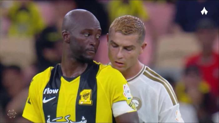 Ronaldo nhìn trộm mảnh giấy ghi thông điệp chiến thuật từ đối thủ