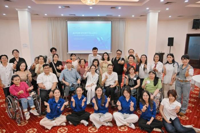 Ban tổ chức cùng các học viên rạng rỡ tại khóa đào tạo AI trong kể chuyện dành cho người khuyết tật tại Hà Nội. Ảnh: Inclusive Solutions