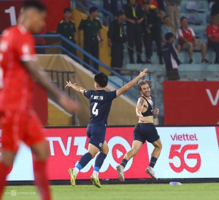 Tiền vệ người Australia Stefan Mauk (phải) mừng bàn thắng giúp Công an Hà Nội thắng Thể Công 1-0 ở vòng 2 V-League 2026-2027, trên sân Hàng Đẫy, Hà Nội ngày 10/9/2026. Ảnh: Hoàng Huynh
