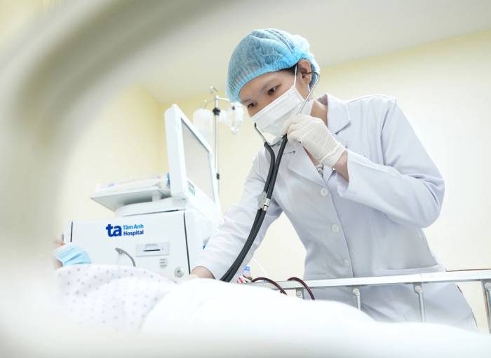 Bác sĩ Linh kiểm tra các thông số cho người bệnh thận đang lọc máu. Ảnh: Bệnh viện Đa khoa Tâm Anh