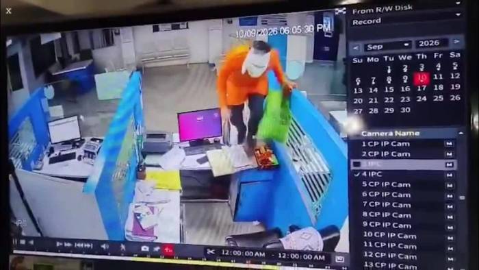 Tên cướp ném bột ớt vào nhân viên ngân hàng rồi ôm tiền bỏ chạy