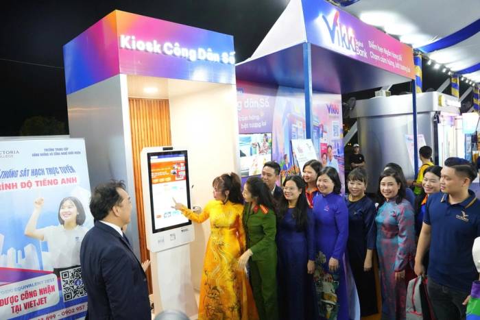Anh hùng Lao động, TS. Nguyễn Thị Phương Thảo tham quan và trải nghiệm Trạm công dân số và Kiosk Công dân số tại sự kiện. Ảnh: Vikki Digital Bank