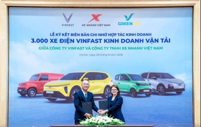 Đại diện VinFast và Xe Nhanh Việt Nam tại lễ ký hợp tác. Ảnh: VinFast