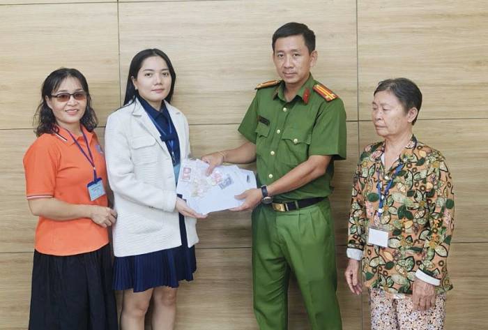 Bà Nguyễn Thị Mùi (bìa phải) trong buổi trả lại vàng cho chị Vân (áo trắng) ở Công an phường Hiệp Bình, TP Thủ Đức, TP HCM. Ảnh Nhân vật cung cấp