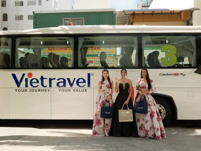 Dàn xe đưa đón Top 3 Miss World ở Nha Trang ngày 7/9. Ảnh: Vietravel