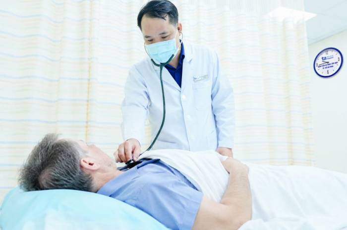 Bác sĩ Duy khám cho ông Vỹ. Ảnh: Bệnh viện Đa khoa Tâm Anh