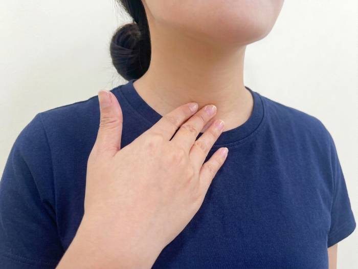 Đau, ngứa họng, cảm giác vướng trong cổ họng kéo dài có thể liên quan tới trào ngược dạ dày. Ảnh. Duy Anh