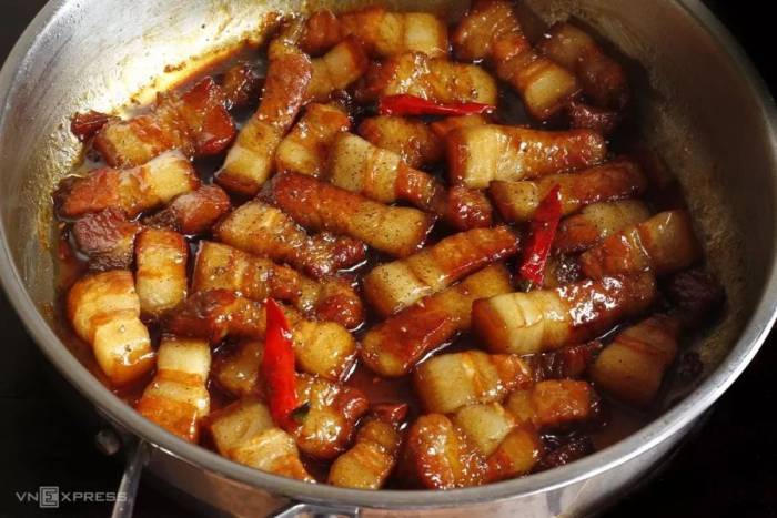 Thịt kho lên màu đẹp nhờ nước hàng. Ảnh: Bùi Thủy