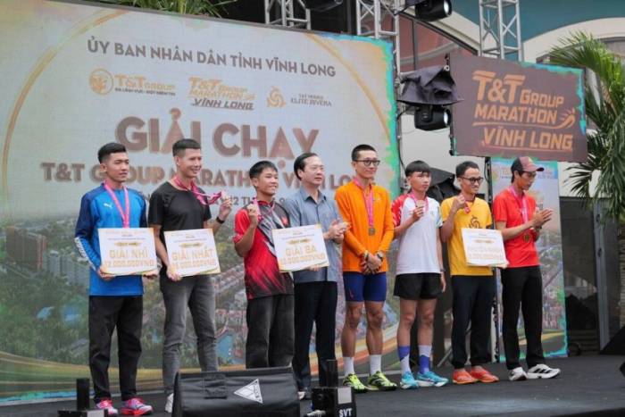 Ông Trần Trí Quang, Chủ tịch UBND tỉnh Vĩnh Long trao giải thưởng cho các vận động viên. Ảnh: SkillLink