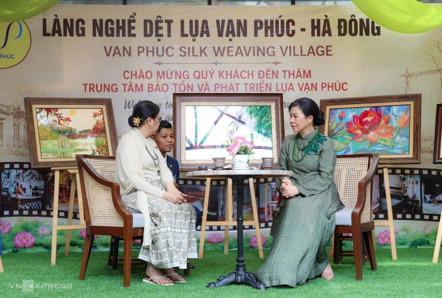 Hai phu nhân thưởng trà sau chuyến thăm. Ảnh: Giang Huy