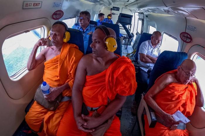 Không quân Sri Lanka ngày 20/9 đăng ảnh các nhà sư trên máy bay quân sự cầu nguyện, rải nước thánh để mong chấm dứt hạn hán. Ảnh: AFP