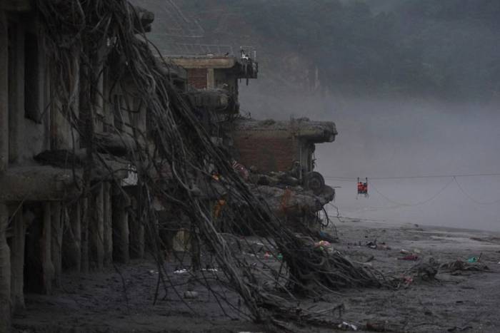 Người dân đu dây cáp vượt sông Trishuli sau trận lũ quét tại Devighat, huyện Nuwakot, Nepal, hôm 7/9. Ảnh: AP