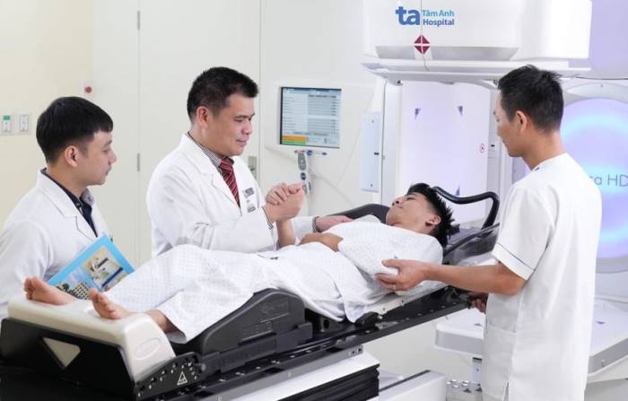 Bác sĩ chuẩn bị xạ trị tiền phẫu cho bệnh nhân ung thư. Ảnh: Bệnh viện Đa khoa Tâm Anh