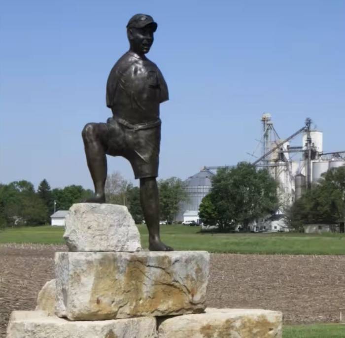 Sau khi mất vào năm 2022, ông Andy Detwiler được dựng tượng đồng kích thước thật tại West Liberty (Ohio), Mỹ. Ảnh: Timesofindia