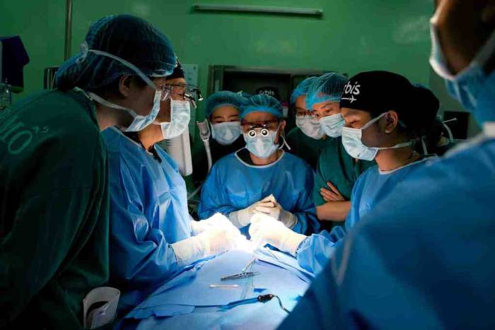 Các bác sĩ phẫu thuật cho bệnh nhi. Ảnh: Orbis