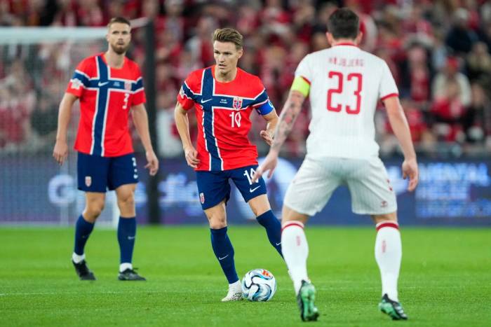 Martin Odegaard đi bóng trong trận Na Uy thắng Đan Mạch ở Nations League trên sân Ullevaal, Oslo ngày 24/9/2026. Ảnh: AFP.