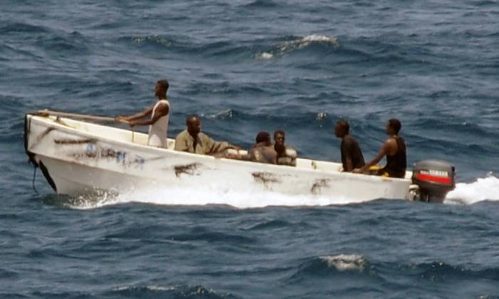 Nhóm hải tặc ở ngoài khơi Somalia hồi năm 2008. Ảnh: US Navy