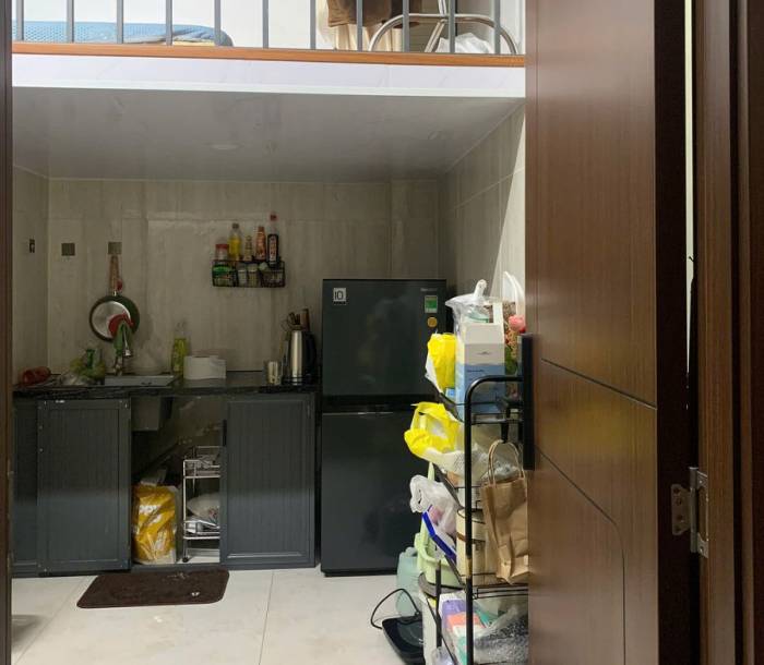 Một phòng trọ studio gác lững tại quận 10. Ảnh: Phương Uyên