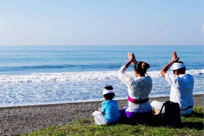Một gia đình Bali cầu nguyện trước bãi biển. Ảnh: Ministry of Villas
