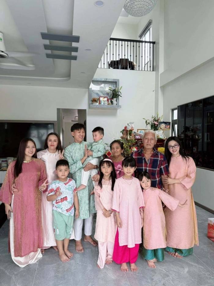 Đại gia đình diễn viên Quách Ngọc Tuyên dịp đầu năm. Ảnh: Nhân vật cung cấp