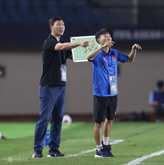 HLV Kim Sang-sik (áo đen) chỉ đạo trong trận Việt Nam gặp Philippines ở lượt ra quân bảng B hạng Nhất FIFA ASEAN Cup 2026, trên sân Si Jalak Harupat, Bandung, Indonesia ngày 26/9/2026. Ảnh: Đức Đồng