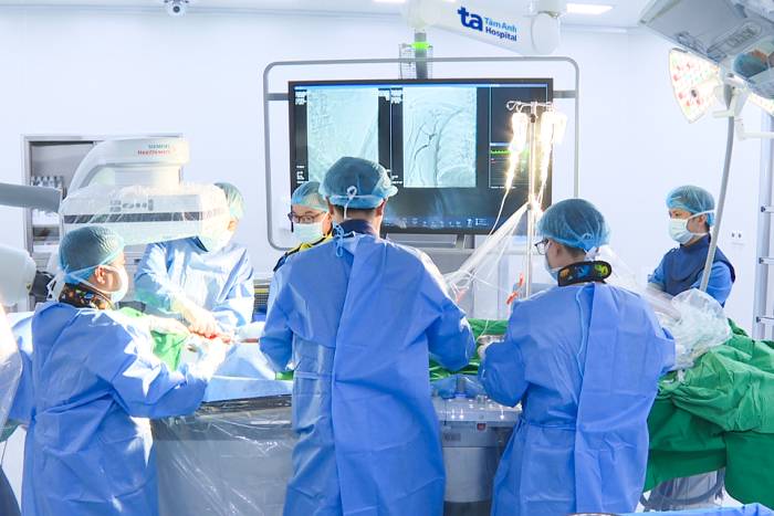 Bác sĩ can thiệp đặt stent mạch vành cho người bệnh. Ảnh: Bệnh viện Đa khoa Tâm Anh