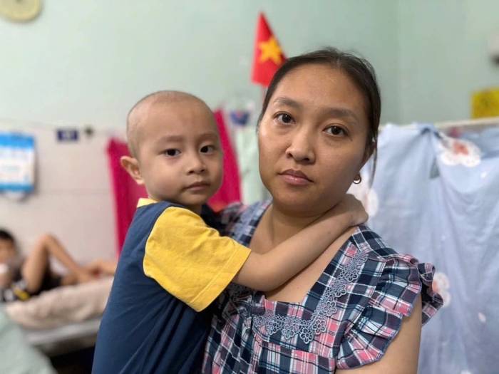 Chị Nguyệt Thanh (35 tuổi) và con trai Minh Khoa (4 tuổi) tại Bệnh viện Nhi đồng 2 (TP HCM) hôm 24/9. Ảnh: Nhân vật cũng cấp
