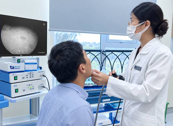 Bác sĩ Hoa đang thực hiện nội soi họng cho người bệnh. Ảnh: Bệnh viện Đa khoa Tâm Anh
