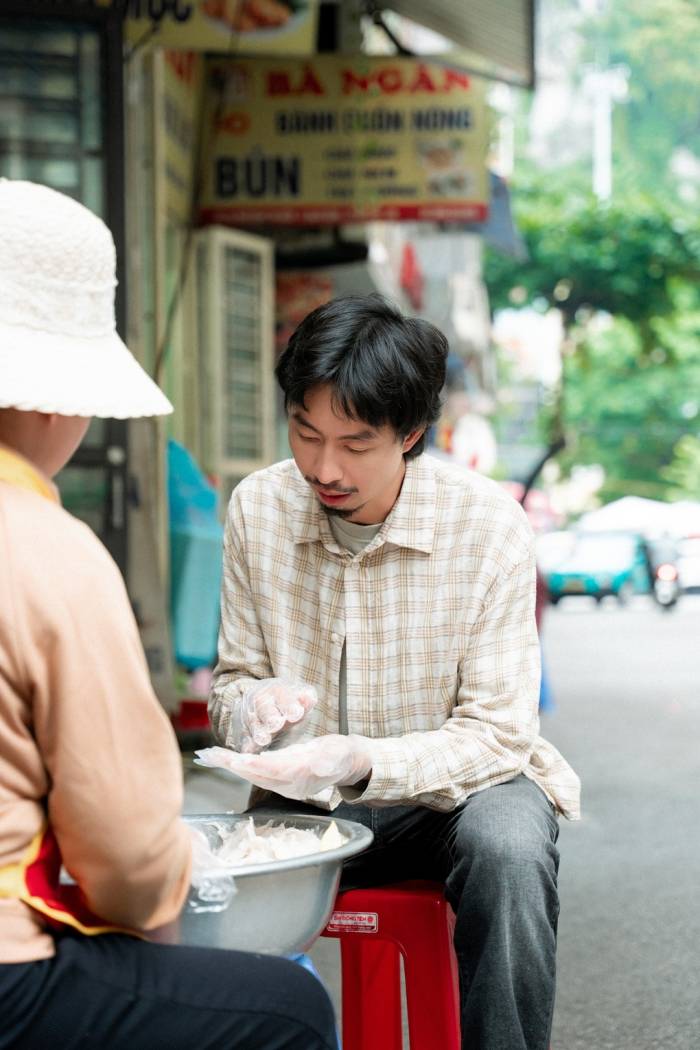 Đen trổ tài nặn chả mực. Ảnh: BTC